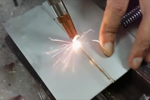 手持式激光焊接機與傳統(tǒng)焊接機比有什么優(yōu)勢？